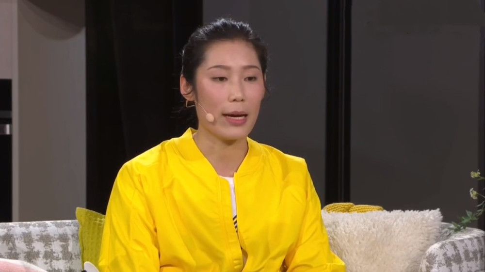 只是，那个男的腰间围着一块那破袋子，站在月光下，还真是滑稽。